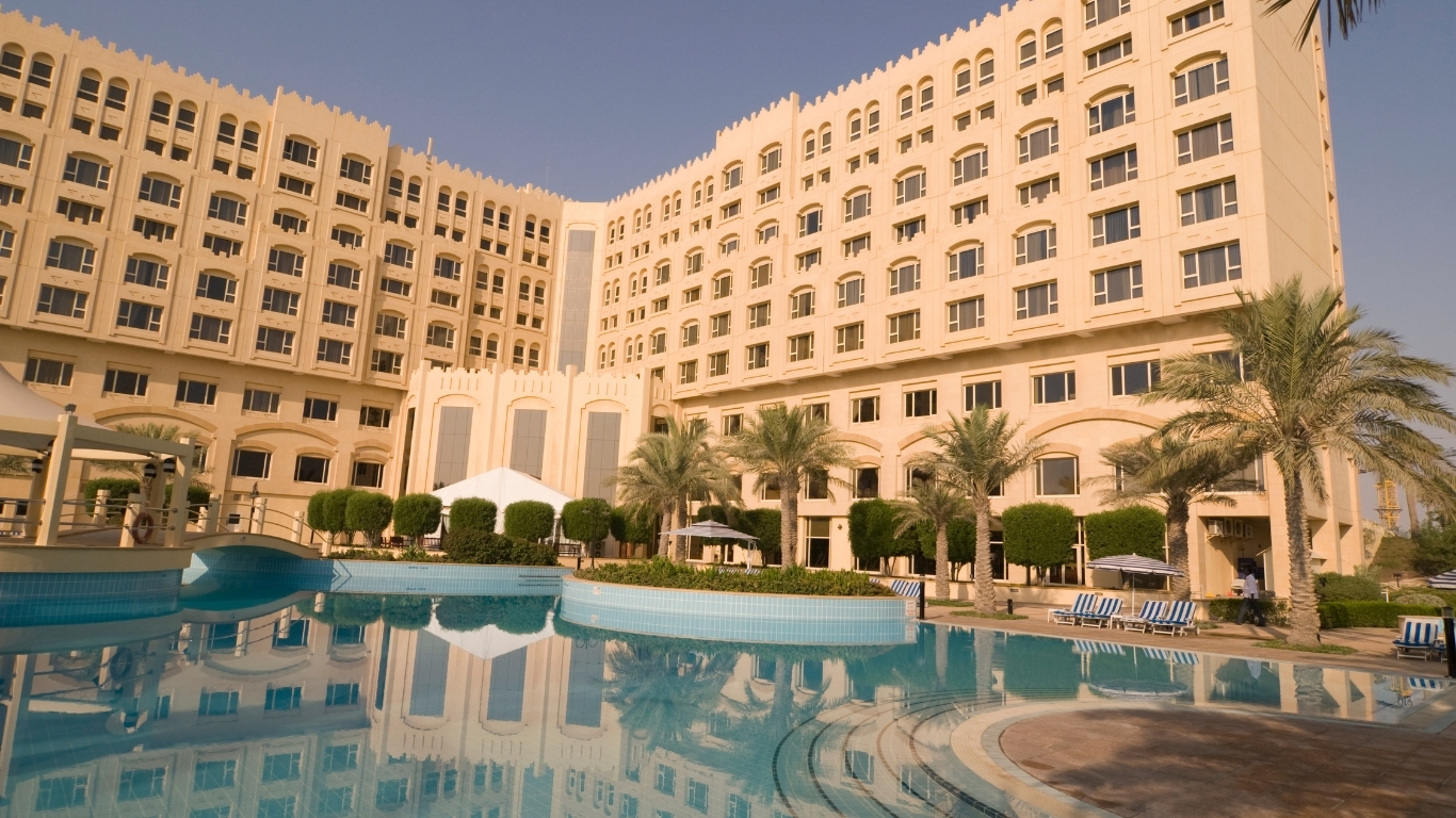Hotel con piscina y palmeras