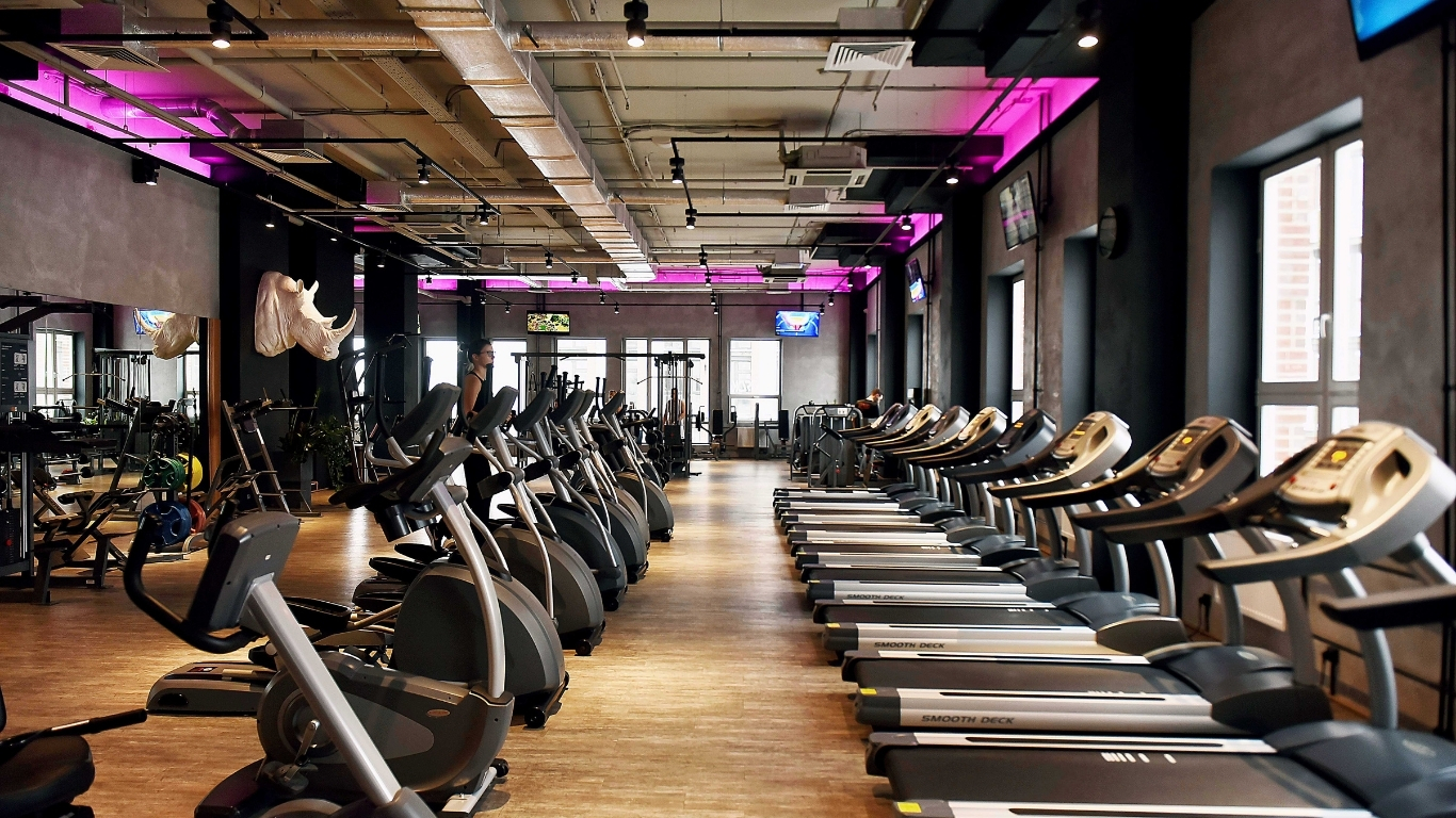 Gimnasio amplio con máquinas de entrenamiento