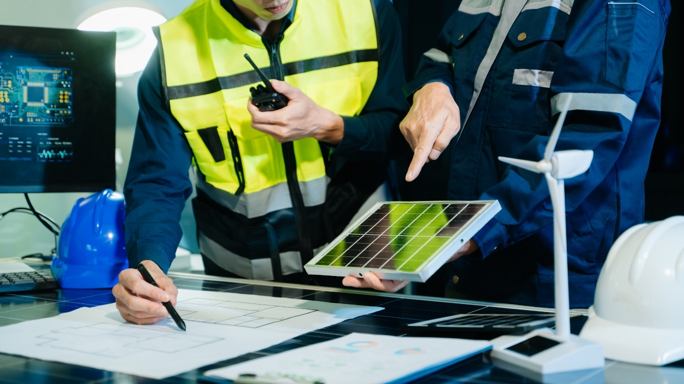 Equipo técnico revisando un proyecto fotovoltaico