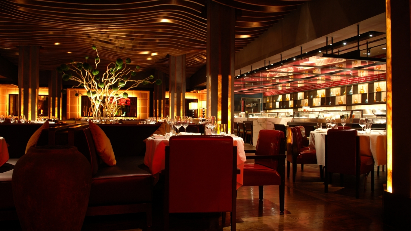 Restaurante con barra e iluminación cálida